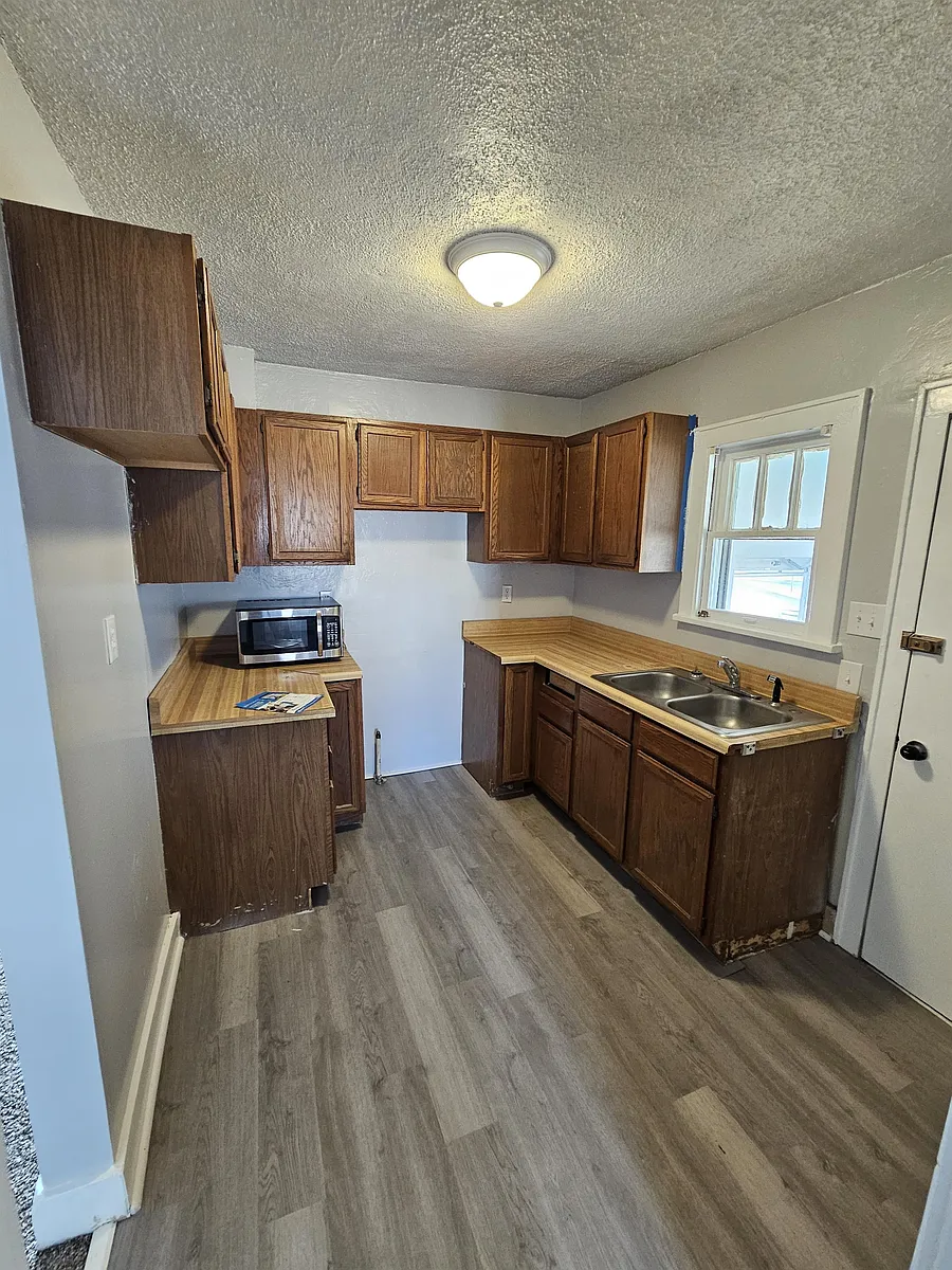 Building Photo - 110 E 6th Ave #1