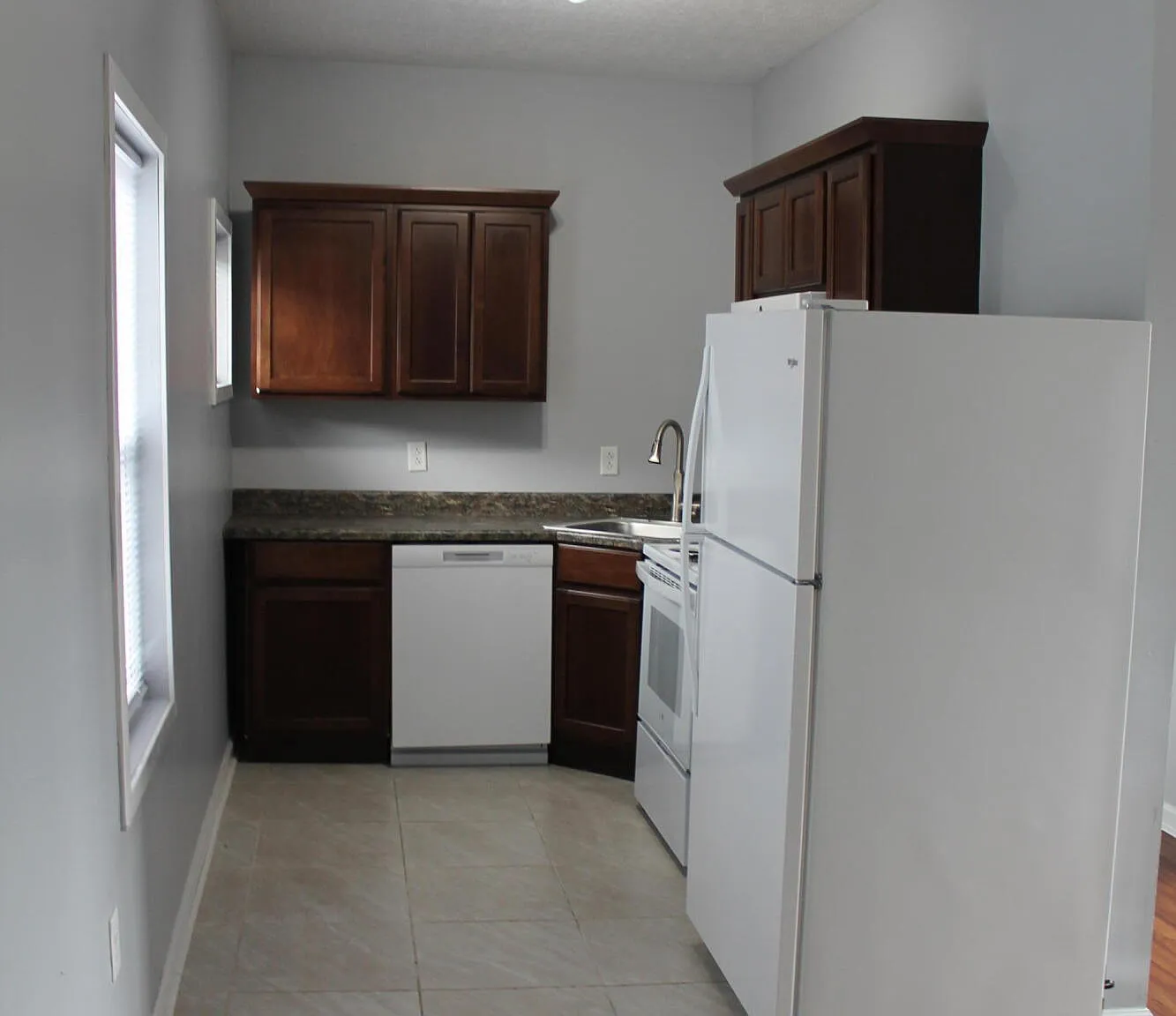 3 bed, 2.0 bath, 800 sqft, $1,350 — Photo 2