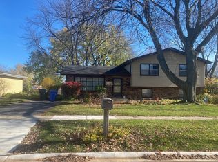 685 Renee Dr, South Elgin, IL 60177