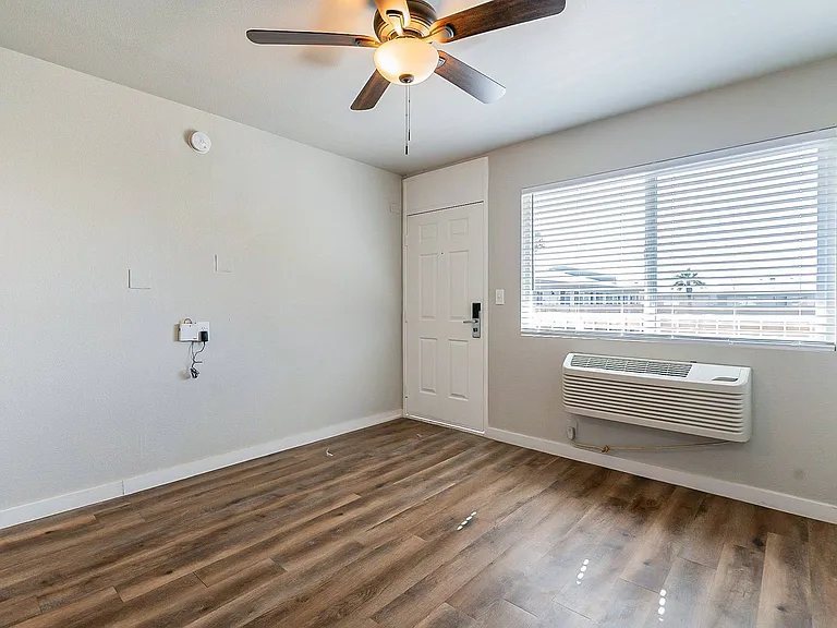 Sunset Sound Studio Apartments — Photo 3