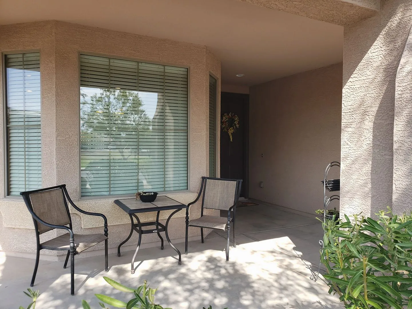 Fully Furnished, Single level Home — Photo 3