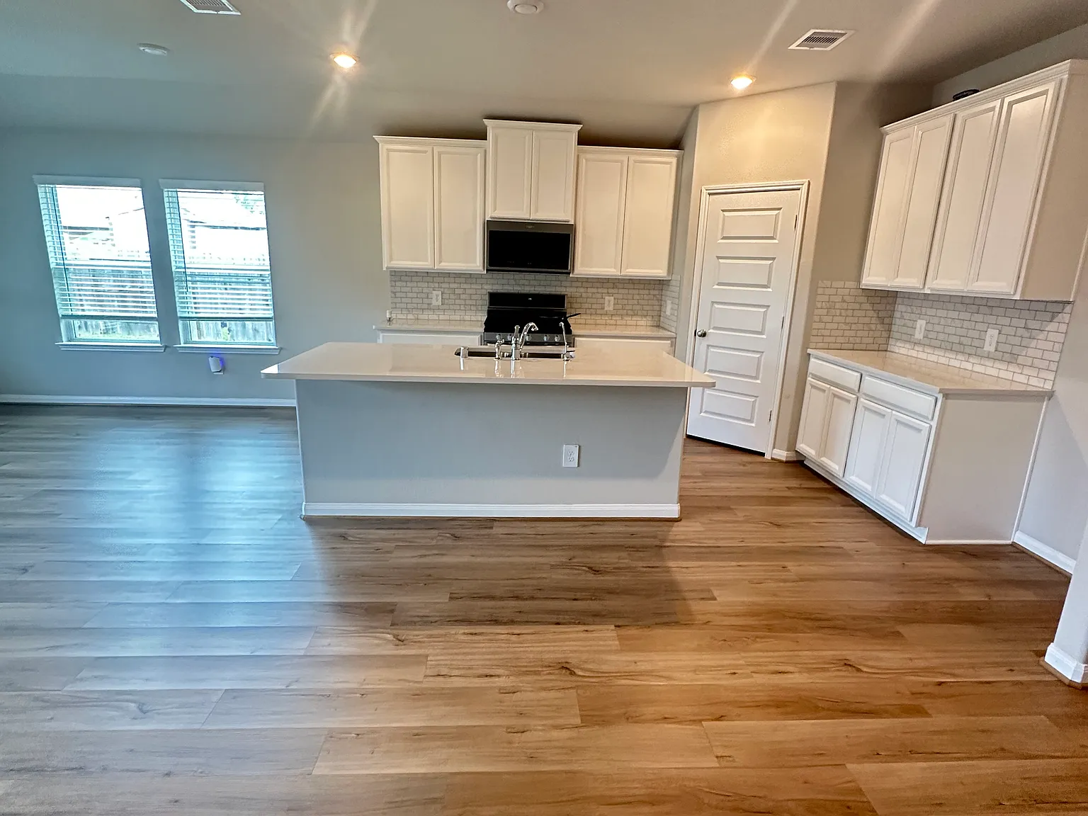 4 bed, 2067 sqft, $2,640 — Photo 4