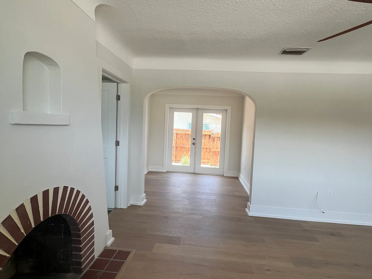 3 bed, 1000 sqft, $2,500 — Photo 2