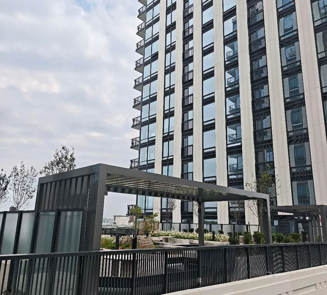 2 bed, $3,200 — Photo 1