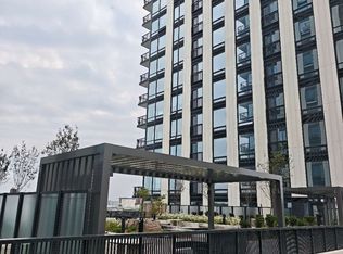 91 Montclair Ave #902, Toronto, ON M5P 1P5