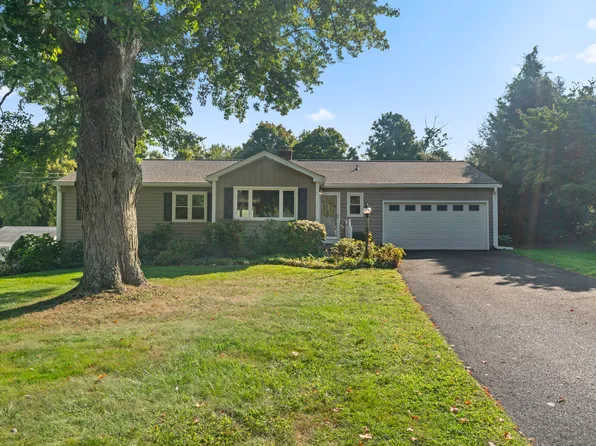10 Diamond Drive, Newtown, CT 06470