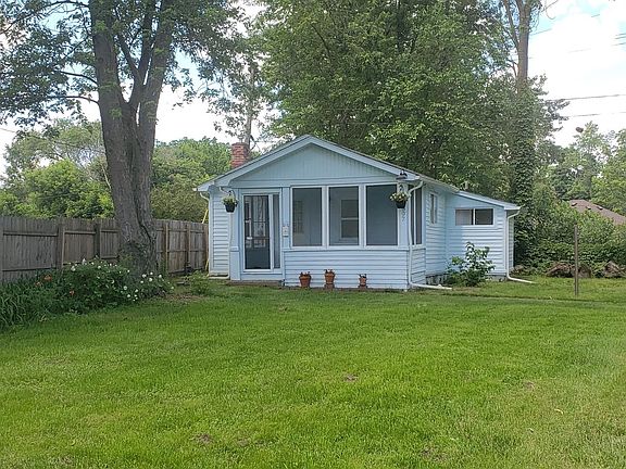 3rd image of 807 Young St