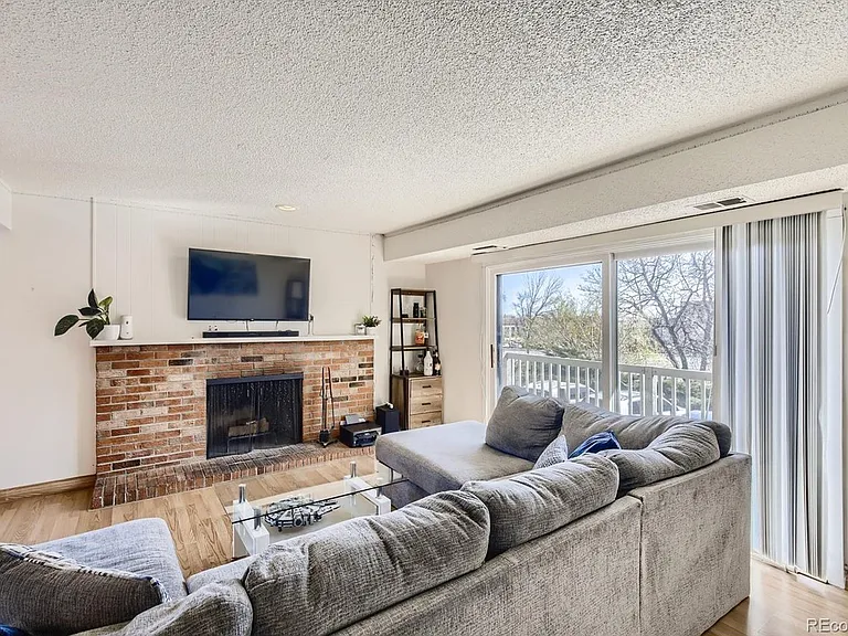 LARGE DECK OFF OF THE LIVING ROOM