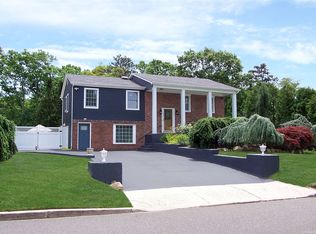 6 Hyde Ln, Coram, NY 11727