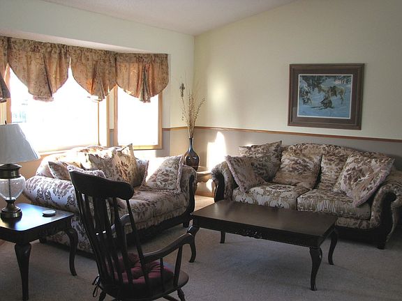 Open floor plan and new neutral LR carpet.