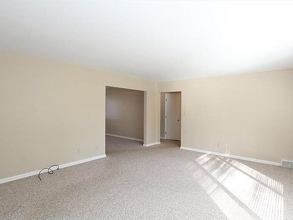 3rd image of 1121 Far Hills Ave APT 3