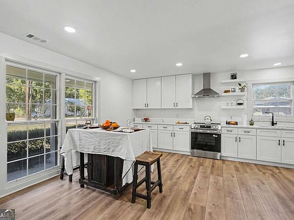 3rd image of 503 Early St