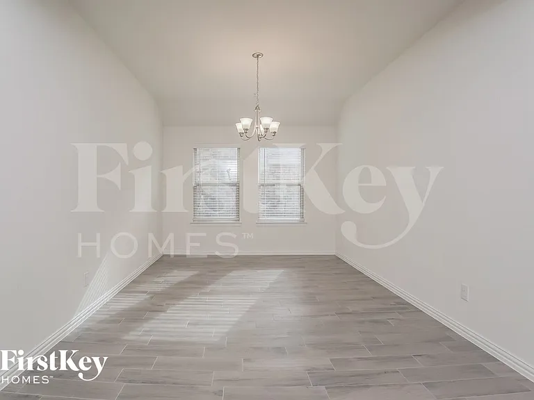 815 Silverbell St — Photo 3