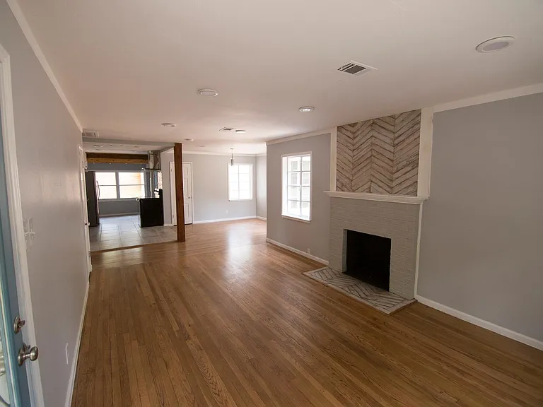 911 Reverchon Dr — Photo 2