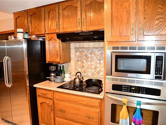3rd image of 4202 Pleasant Oaks Ct