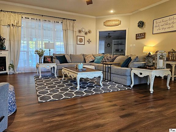 2nd image of 104 Cerdan Cir