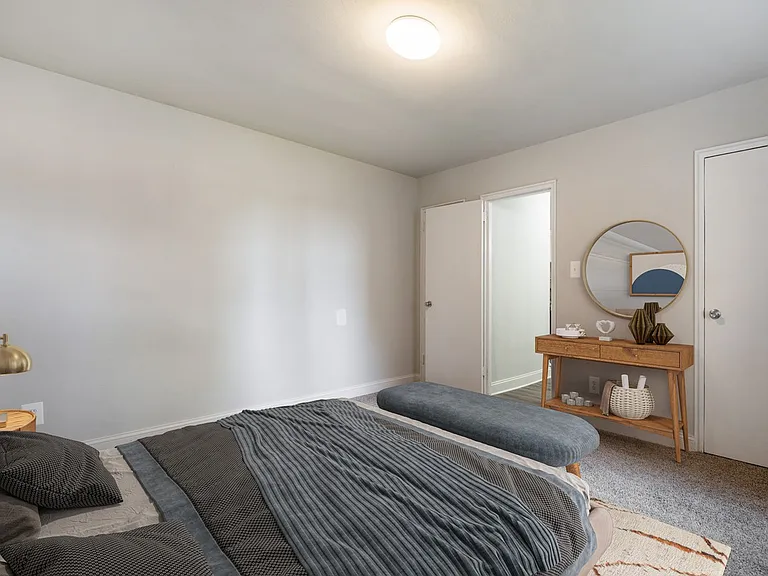 Bedford and Victoria Station Apartments — Photo 8
