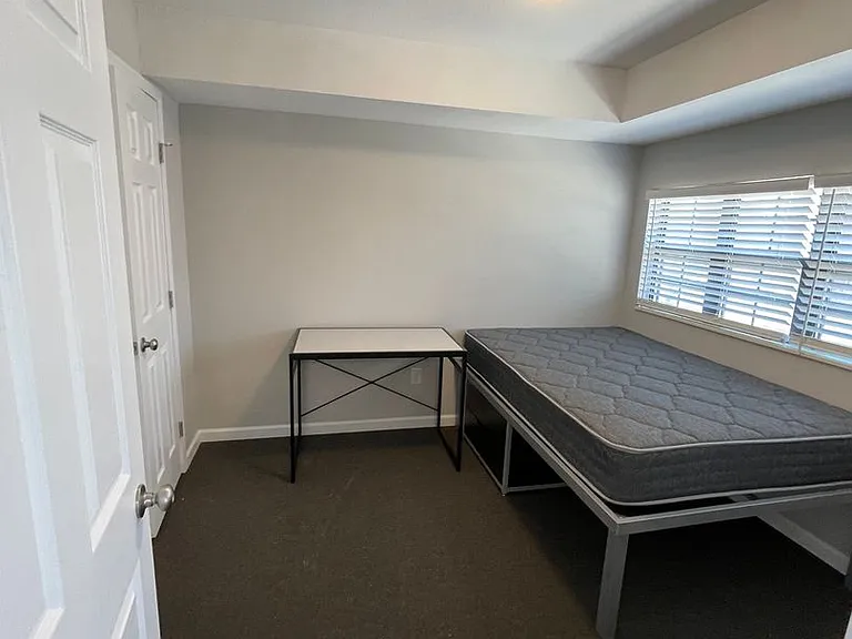 301 E Chalmers St — Photo 27