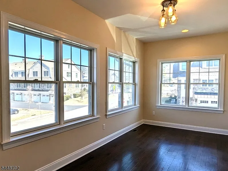 3 bed, 24.0 bath, 2383 sqft, $5,600 — Photo 4