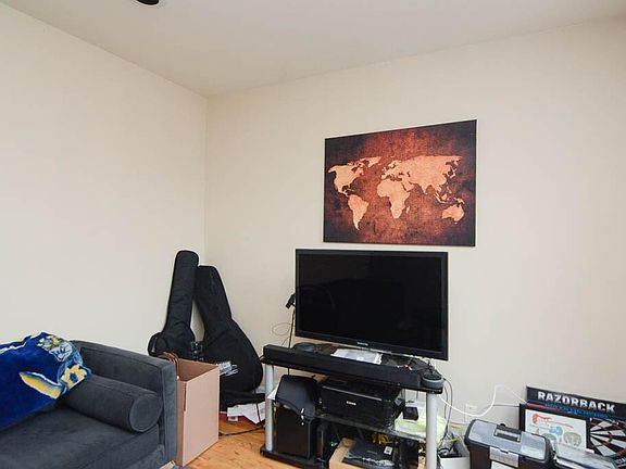 5th image of 2823 N Lincoln Ave #3F