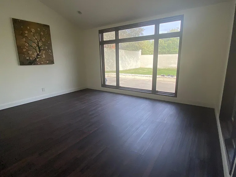 407 Jordan Dr — Photo 9