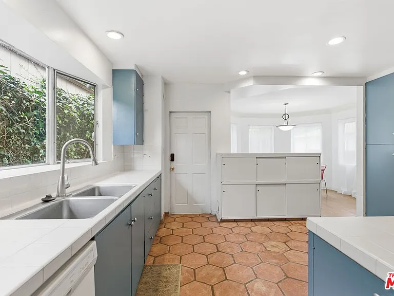 1530 Valley View Rd — Photo 13