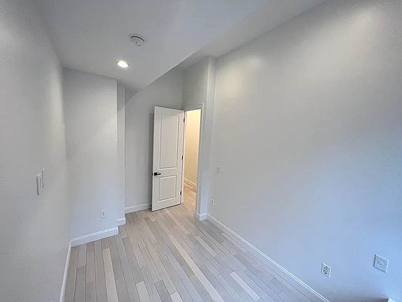 5th image of 114 E 40th St APT 5D