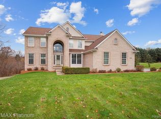 7301 Coggers Meadow Dr, Brighton, MI 48116