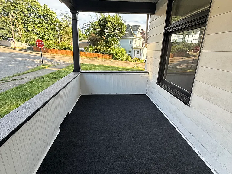 1005 Victoria Ave — Photo 2
