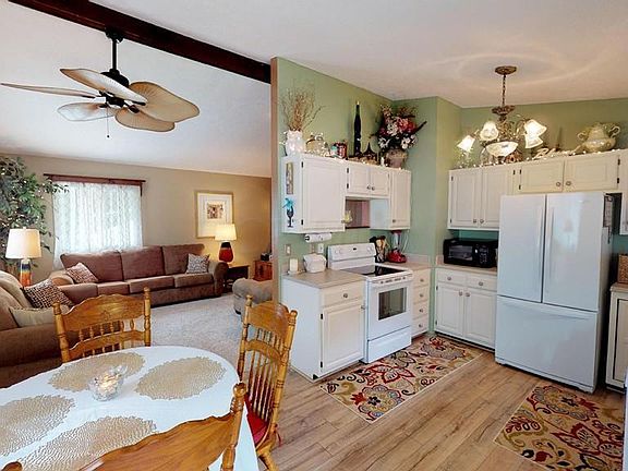 4th image of 1629 Apple Valley Dr