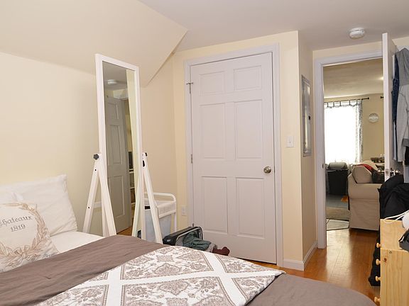 4th image of 33 Oak St #2