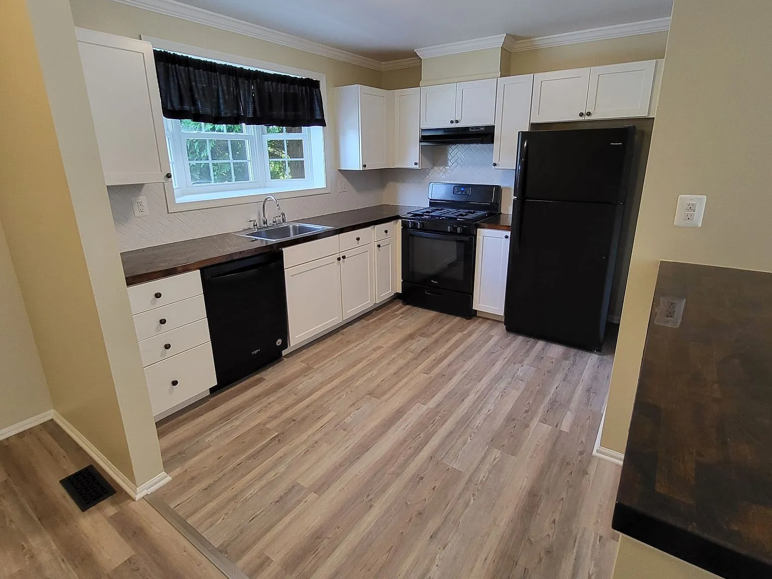 3 bed, 2250 sqft, $2,485 — Photo 2
