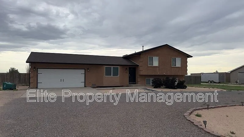 4 bed, 3.0 bath, 1979 sqft, $2,450 — Photo 2