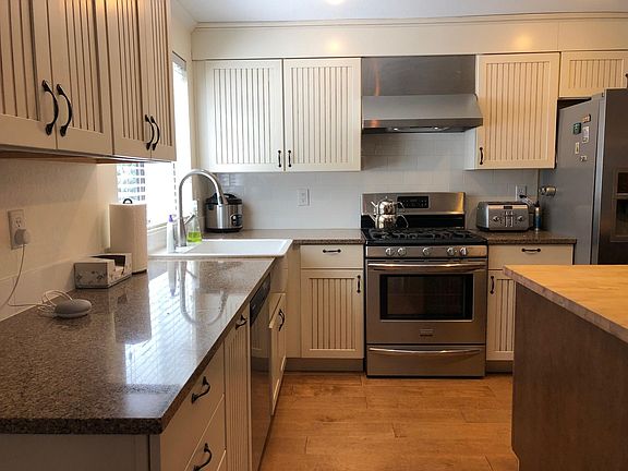Kitchen - Main floor