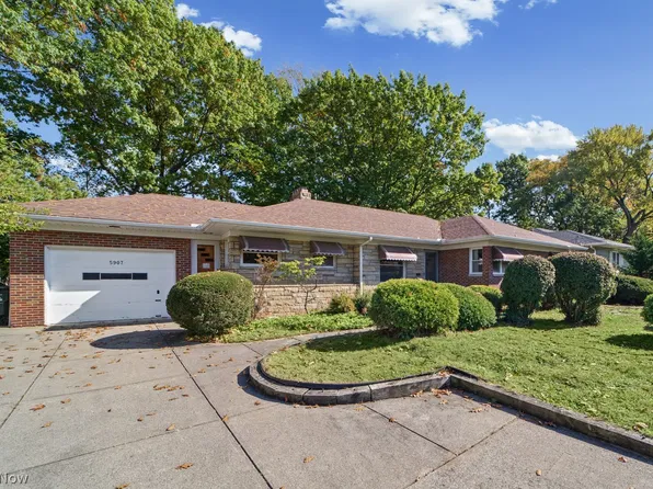 5907 Twin Lakes Dr, Parma, OH 44129