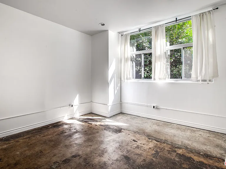 215 W 7th St #201 — Photo 11
