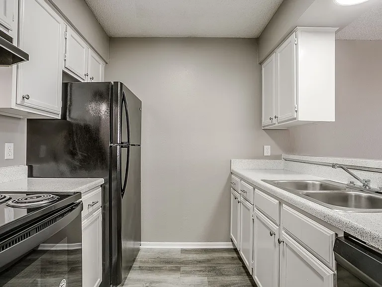 Watergate Apartments — Photo 2