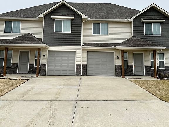 2nd image of 305 SE Rose Garden Ln