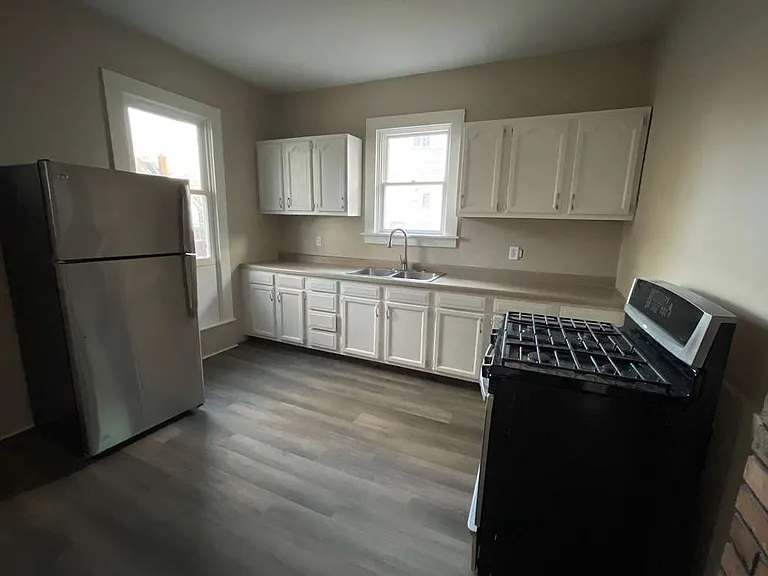 217 N West Ave — Photo 2