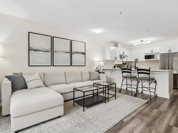 365 E 1st St #102, North Vancouver, BC V7L 4W5