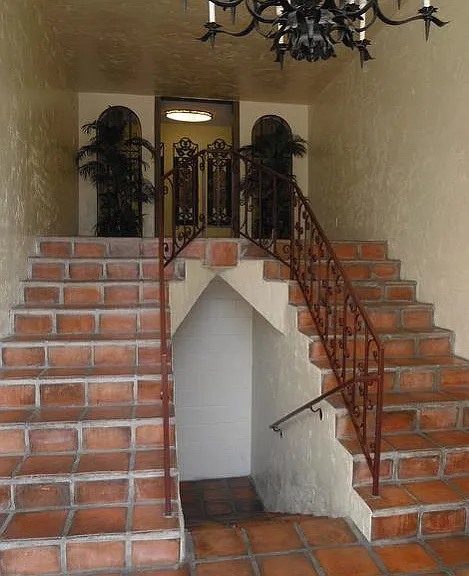 Chateau Garnet Apts. — Photo 11