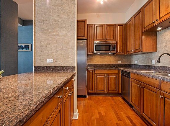 4th image of 1335 S Prairie Ave Unit 1603