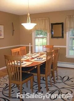 Dining room
						:
						Bright and roomy