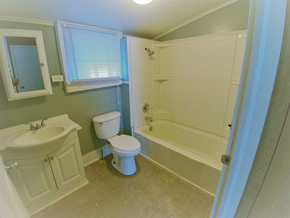 4th image of 220 Amelia St