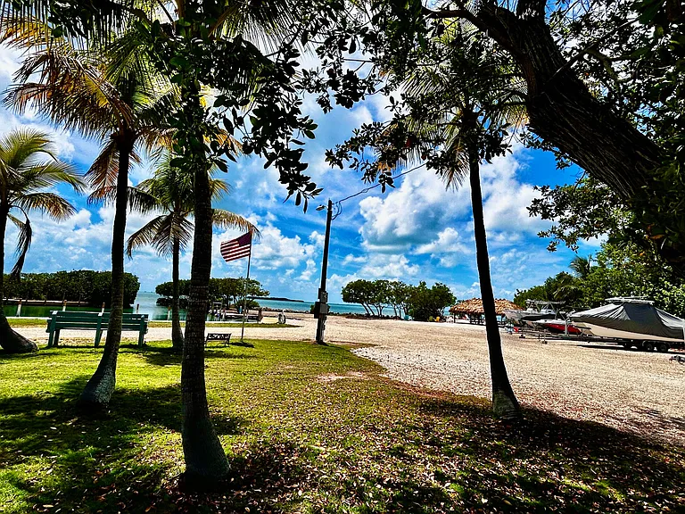 140 S Bay Harbor Dr — Photo 2