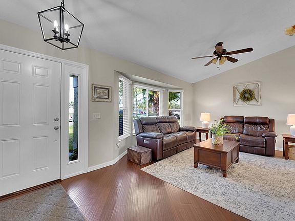 5th image of 390 SW Dalton Circle
