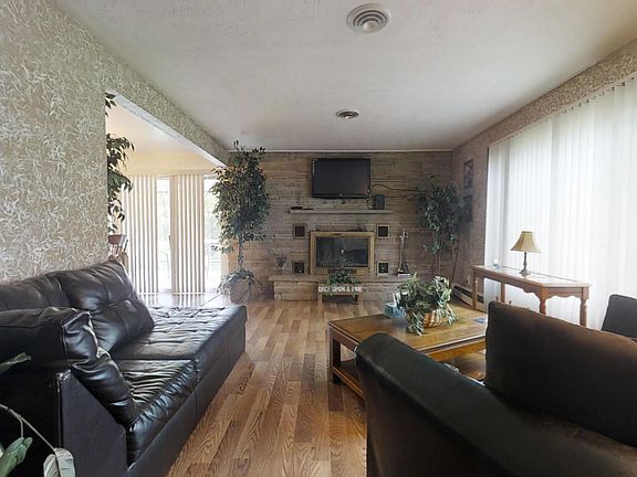 3rd image of 4 Carter Dr