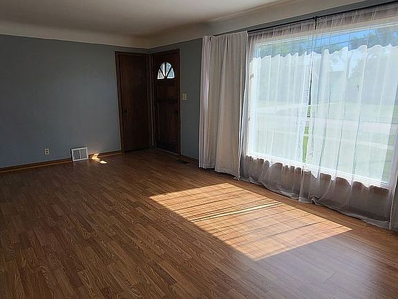 5th image of 396 Fairway Blvd