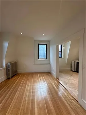 2 bed, 1.0 bath, 927 sqft, $3,850 — Photo 2