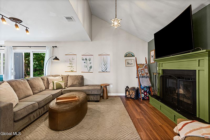 4th image of 245 Hampton Avenue